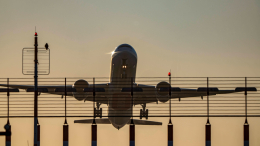 Искры летели: Boeing 777 задел полосу хвостом при посадке