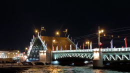 Поющие мосты, факелы и концерты: Петербург готовится ко Дню ВМФ
