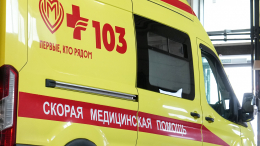 Потребовалась помощь медиков: палец москвички застрял в тубусе с роллами
