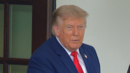 Трамп ненастоящий: по соцсетям разлетелось ИИ-видео с падением президента США