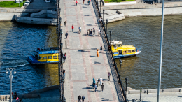 Мужчина прыгнул с моста в центре Москвы