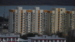Мужчина с парашютом прыгнул с многоэтажки в Петербурге
