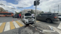 Сбил на островке безопасности: автомобиль влетел в толпу пешеходов в Омске