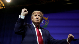 «Энергия нового парика»: Трамп стал героем мемов из-за прически