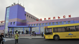 Самолет выкатился за пределы взлетной полосы в аэропорту Норильска