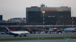 В отпуск любой ценой: две девушки на каблуках бросились догонять самолет в Шереметьево