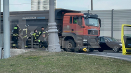 Байкерша влетела в самосвал и скончалась на месте в Москве