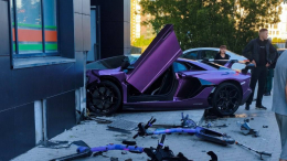 Вдребезги! Lamborghini врезался в здание в Екатеринбурге