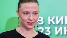 «Моя изюминка»: актриса Смирнова не собирается избавляться от нависших век