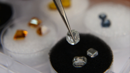 Глава Swarovski: Женщины все чаще покупают искусственные бриллианты