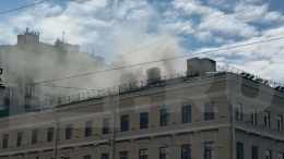 Двое человек пострадали при пожаре на крыше здания в центре Петербурга