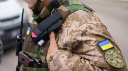Украинские военкомы вытащили таксиста из-за руля, пассажирку лишили телефона