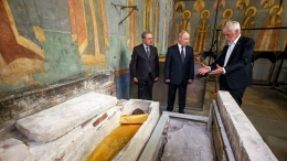 Путину показали обретенные мощи Дмитрия Донского в Кремле