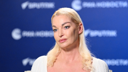 Волочкова залезла в океан в халате и разнесла фанатов за критику ее красоты