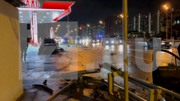 Погибли два человека: опубликованы кадры жуткого ДТП у автозаправки в Москве