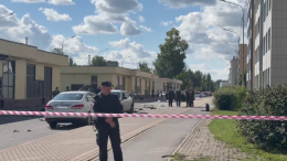 Пассажирке взорвавшегося в Петербурге авто помогли выбраться прохожие