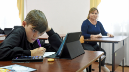 Есть особое правило: как сохранить зрение и осанку ребенка за учебой