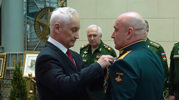 Министр обороны РФ вручил медали «Золотая Звезда» и оружие героям СВО