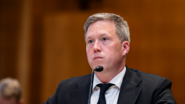 Министр сухопутных войск США подал в отставку на фоне разногласий в Пентагоне