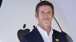 Новый глава Apple: кто такой Джон Тернус, сменивший Тима Кука