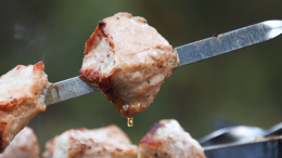 Извлекли по частям: мужчина подавился куском шашлыка и попал в больницу