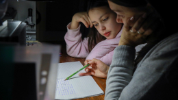 Нужно ли родителям помогать детям с домашним заданием: ответ психолога