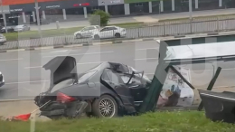 Человек погиб в результате въезда автомобиля в остановку в Ярославле