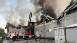 Огонь охватил 1,8 тысячи «квадратов»: в Подмосковье загорелся склад с пластиком