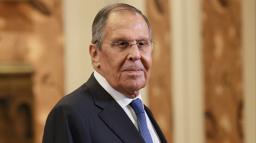 Пробил путь: Сергей Лавров удивил журналиста своей силой на саммите БРИКС