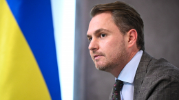 Очередной передел власти? Что означают отъезд и отставка генпрокурора Украины