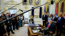 «Джо Байден — жулик, журналистов — вон!» — Трамп выгнал репортеров из Белого дома
