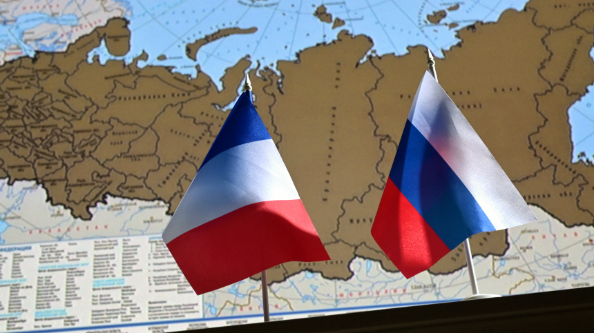 Что означает уход послов России из Британии и Франции: в Кремле объяснили паузу