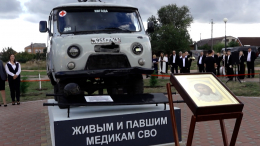 Трижды поражен дронами и трижды восстановлен: в Батайске открыли мемориал с легендарным УАЗом