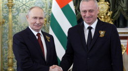 Путин поздравил президента Абхазии Гунба с Днем победы и независимости