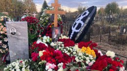 Утонула в цветах: как выглядит могила Сергея Соседова