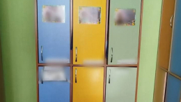 Тяжелый двухъярусный шкаф рухнул на детей в раздевалке томского детсада