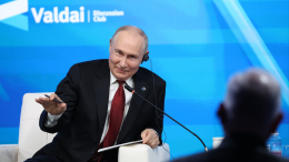 «Тут диктатура»: Путин пошутил о попытке модератора прервать вопрос участника сессии