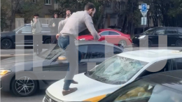 Снимал кино? Мужчина устроил прыжки по машинам такси и полиции в Москве