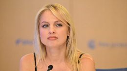 Янина Студилина показала рельефный пресс в купальнике на отдыхе — фото