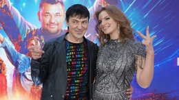 «Терпеть не могу»: Потехин спрятался от камер на премьере фильма «Руки Вверх! 2»