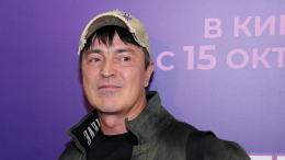 «Терпеть не могу»: Потехин спрятался от камер на премьере фильма «Руки Вверх! 2»