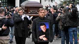 Гроб с телом Анатолия Кашпировского вынесли из траурного зала под аплодисменты