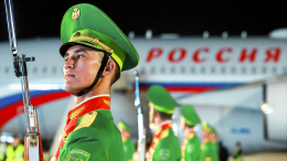 Караул, гигантский флаг и переговоры с Ираном: как проходит визит Путина в Туркменистан
