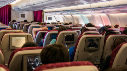 Распустила руки в самолете: женщина начала мастурбировать на борту American Airlines