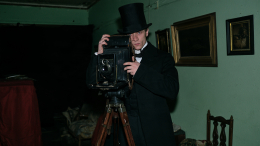 Неужели все были несчастны? Почему на старых фотографиях люди не улыбаются