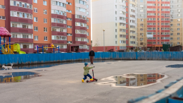 Беготня по лужам — не шалость: почему детям не стоит играть в дождь на улице