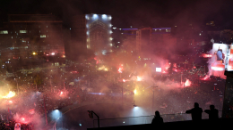 Пешком со всей страны: десятки тысяч сербов вышли на митинг в Белграде