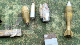 Военные собрали целую коллекцию обезвреженных по пути в Алешки боеприпасов и дронов