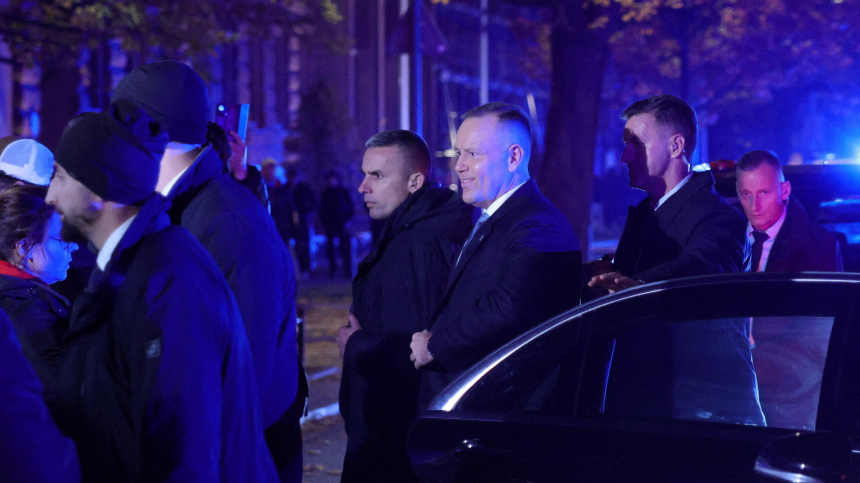 Навроцкого чуть не придавили у входа в Конституционный трибунал Польши